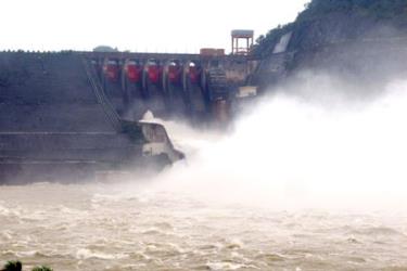Thủy điện Hòa Bình ngày 21/7, mở 4 cửa xả đáy để giảm mực nước trên lòng hồ Sông Đà.