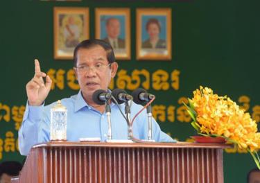 Thủ tướng Campuchia Hun Sen phát biểu trước hàng ngàn công nhân dệt may tại thủ đô Phnom Penh ngày 2-8.