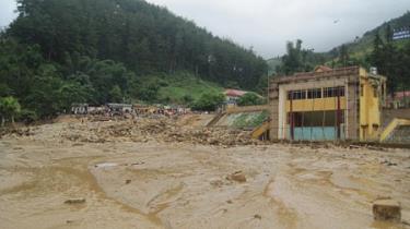 Mù Cang Chải tan hoang sau lũ.