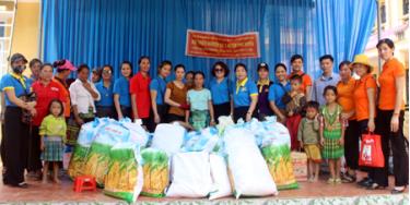 Đoàn thiện nguyện đến thăm hỏi, tặng quà, động viên thầy và trò Trường Tiểu học Trung học cơ sở số 2 xã Hồng Ca, huyện Trấn Yên.