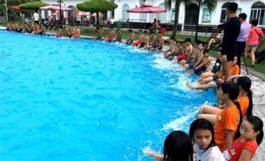 Các em nhỏ học tập những kỹ năng cơ bản.
