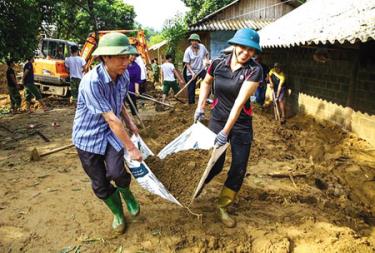 Các thầy, cô giáo san gạt đất đá sạt lở tại xã Sùng Đô.
