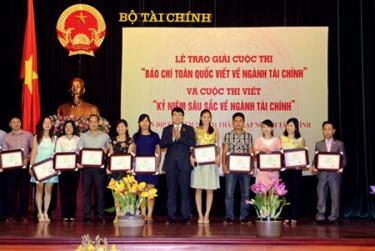 Các tác giả đạt Giải báo chí toàn quốc viết về ngành Tài chính năm 2015.