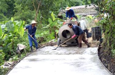 Thực hiện bê tông hóa đường giao thông nông thôn theo Chương trình 135 tại xã Tân Đồng, huyện Trấn Yên.