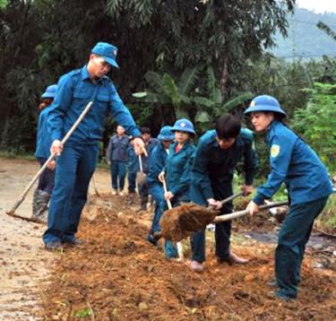 Anh Hoàng Văn Huyền (bên trái) cùng lực lượng dân quân xã Khánh Thiện tham gia lao động tại địa phương.