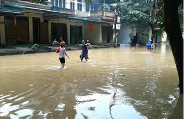 Nước sông Thao lên trên báo động 2 đã gây ngập úng tuyến đường Thanh Niên, thành phố Yên Bái