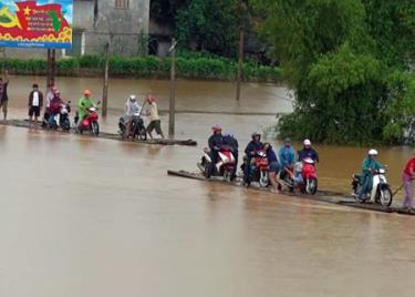 Tỉnh lộ 151 Lào Cai bị ngập sâu gây khó khăn cho người và phương tiện qua lại.