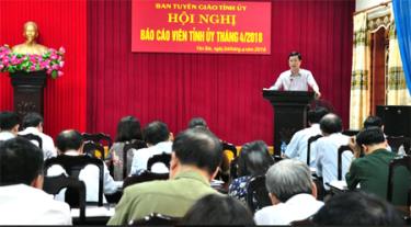 Đồng chí Nguyễn Minh Tuấn - Ủy viên Ban Thường vụ, Trưởng ban Tuyên giáo Tỉnh ủy phát biểu tại Hội nghị báo cáo viên Tỉnh ủy tháng 4/2018.