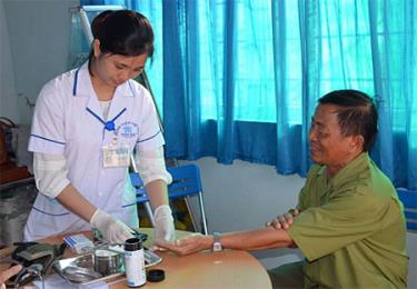 Kỹ thuật viên Bệnh viện lấy bệnh phẩm xét nghiệm, phục vụ công tác chẩn đoán điều trị bệnh.