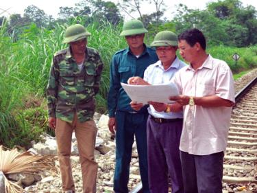 Lãnh đạo Công ty cổ phần Đường sắt Yên Lào triển khai phương án khắc phục hậu quả sạt lở đường sắt.