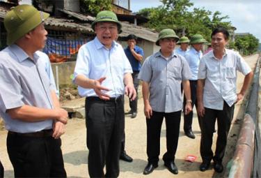 Thứ trưởng Bộ Tài nguyên và Môi trường Lê Công Thành (thứ 2 từ trái sang) cùng đoàn công tác kiểm tra công tác phòng chống thiên tai tại thành phố Yên Bái.