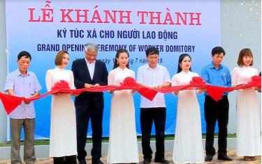 Đồng chí Nguyễn Văn Khánh - Phó Chủ tịch UBND tỉnh (thứ 4, bên phải) cùng lãnh đạo một số ban, ngành của tỉnh và Công ty TNHH Unico Global Yên Bái cắt băng khánh thành công trình ký túc xá cho người lao động.