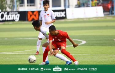 U15 Việt Nam (áo trắng) giành vé vào bán kết U15 Đông Nam Á.