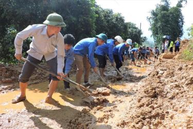 Đoàn viên thanh niên huyện Trạm Tấu khắc phục sạt lở đất tại xã Hát Lừu.