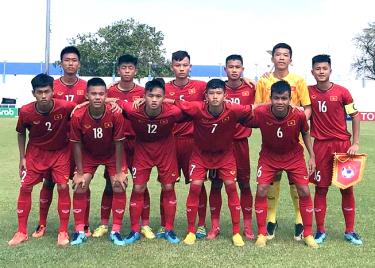 Các cầu thủ U-15 Việt Nam bị Malaysia ngược dòng đánh bại 3-1.