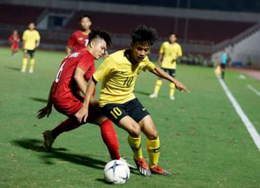 Một pha tranh chấp trong trận U18 Việt Nam (áo đỏ) và U19 Malaysia chiều 7/8.