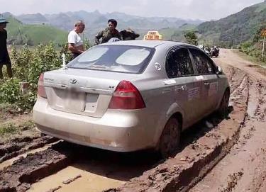 Hiện trường nơi chiếc xe taxi sa lầy bị các đối tượng bỏ lại.