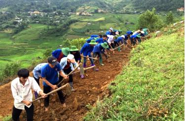 Tuổi trẻ Mù Cang Chải trên công trình khai hoang ruộng bậc thang.