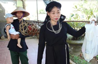 Chị Hoàng Thị Hòa- thôn Thâm Pồng, xã Yên Thắng gánh đồ lễ đi 