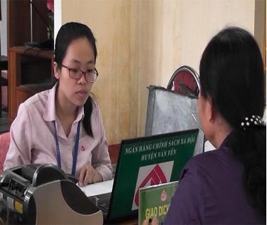 Ngân hàng Chính sách xã hội huyện Văn Yên làm thủ tục cho vay vốn với các đối tượng chính sách.