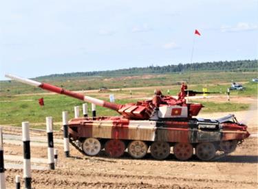 Đội tuyển Việt Nam thi đấu nội dung Tank Biathlon.