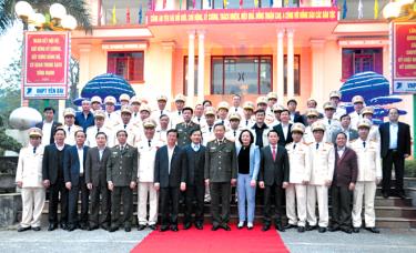 Đồng chí Tô Lâm - Bộ trưởng Bộ Công an cùng các đòng chí lãnh đạo tỉnh chụp ảnh lưu niệm với Ban Giám đốc, lãnh đạo các phòng nghiệp vụ Công an tỉnh Yên Bái (ảnh tư liệu)