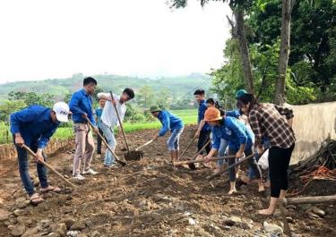 Đoàn viên thanh niên huyện Văn Chấn tham gia tu sửa, san gạt đường tại xã Sơn Thịnh.