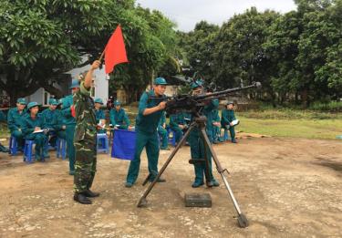 Huấn luyện trên thao trường với các địa thế khác nhau của chiến sỹ dân quân tự vệ thị xã Nghĩa Lộ.