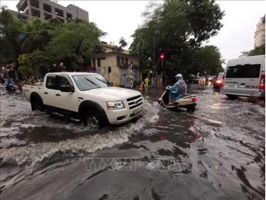 Mưa lớn gây ngập tại ngã tư Phan Bội Châu - Lý Thường Kiệt (Hoàn Kiếm, Hà Nội), chiều 20/8.