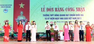 Giáo viên của trường biểu diễn văn nghệ trong Lễ đón Bằng công nhận Trường đạt chuẩn quốc gia.