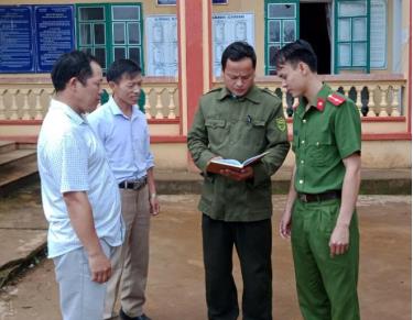 Lãnh đạo và Công an xã Tà Xi Láng trao đổi về công tác phòng, chống ma túy.