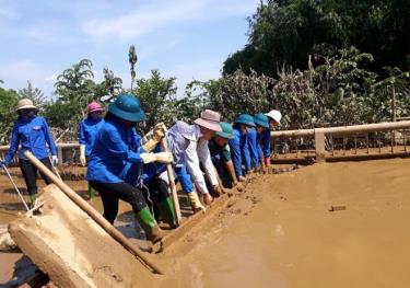 Đoàn viên thanh niên phường Yên Ninh, thành phố Yên Bái tham gia dọn dẹp vệ sinh những đoạn đường ngập lụt trên địa bàn thành phố Yên Bái năm 2018.