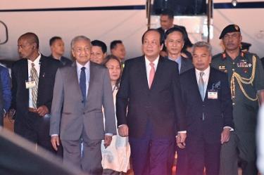 Bộ trưởng, Chủ nhiệm Văn phòng Chính phủ Mai Tiến Dũng đón Thủ tướng Mahathir Mohamad tại sân bay Nội Bài.