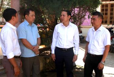 Đồng chí Trần Ngọc Luận - Chủ tịch UBND huyện Trạm Tấu ( thứ 2 từ phải qua trái) trao đổi với lãnh đạo xã Trạm Tấu về tình hình phát triển kinh tế - xã dafabet khuyến mãi tại địa phương.