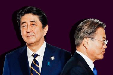 Thủ tướng Nhật Bản Shinzo Abe (trái) và Tổng thống Hàn Quốc Moon Jae-in.