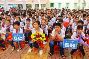 Các em học sinh tham dự khai giảng năm học mới