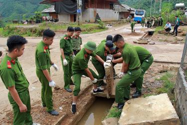 Tuổi trẻ Công an huyện Trấn Yên hỗ trợ nhân dân thôn Khe Tiến, xã Hồng Ca củng cố hệ thống thoát nước giao thông.