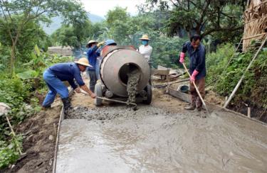 Người dân xã Tân Lập, huyện Lục Yên cứng hóa đường giao thông nông thôn theo chương trình xây dựng nông thôn mới.