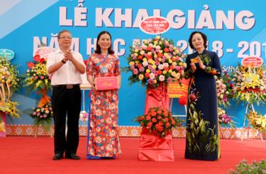 Đồng chí Bí thư Tỉnh ủy Yên Bái Phạm Thị Thanh Trà tặng hoa chúc mừng thầy và trò Trường THCS Quang Trung, thành phố Yên Bái nhân dịp đón năm học mới 2018 - 2019. Ảnh Báo Yên Bái