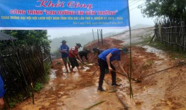 Đoàn viên thanh niên tham gia thực hiện công trình “Con đường em đến trường” tại bản Nậm Khắt, xã Nậm Khắt, huyện Mù Cang Chải.