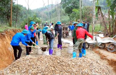 Lực lượng thanh niên tình nguyện làm đường giao thông nông thôn giúp dân tại xã Hồng Ca, huyện Trấn Yên.