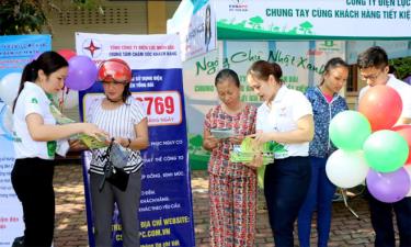 Cán bộ Công ty Điện lực tư vấn cho người dafabet khuyến mãi sử dụng điện hiệu quả, tiết kiệm.