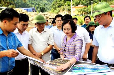 Đồng chí Phạm Thị Thanh Trà - Ủy viên Ban Chấp hành Trung ương Đảng, Bí thư Tỉnh ủy, Chủ tịch HĐND tỉnh kiểm tra kế hoạch, chiến lược phát triển du lịch trên địa bàn huyện Mù Cang Chải (tháng 8/2019).