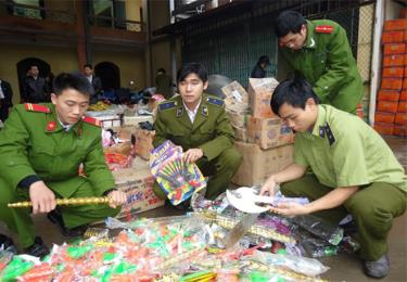 Lực lượng QLTT và các ngành chức năng tịch thu các loại đồ chơi trẻ em không rõ nguồn gốc.