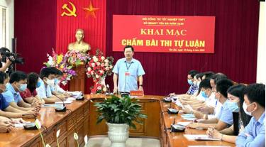 Ông Vương Văn Bằng - Giám đốc Sở Giáo dục - Đào tạo phát biểu tại buổi khai mạc chấm bài thi tự luận.