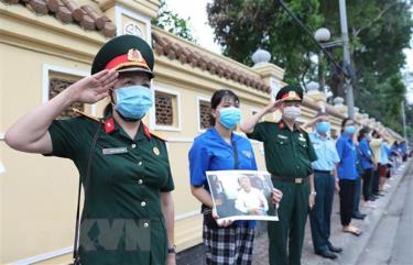 Nhân dân Thủ đô tiễn đưa nguyên Tổng Bí Thư Lê Khả Phiêu trên đường Hồ Tùng Mậu (Hà Nội).