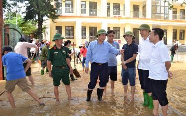 Ông Trần Quang Hoài – Tổng cục trưởng Tổng cục Phòng, chống thiên tai kiểm tra công tác khắc phục hậu quả thiên tai trên địa bàn thành phố Yên Bái.