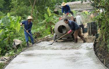 Người dân Yên Bái tích cực làm đường giao thông nông thôn.