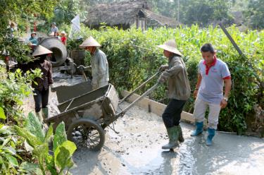 Người dân thôn Đá Chông, xã Đại Đồng, huyện Yên Bình làm đường GTNT.