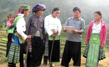 Cán bộ thôn Tà Xùa, xã Bản Công, huyện Trạm Tấu tuyên truyền, phổ biến pháp luật cho người dân.